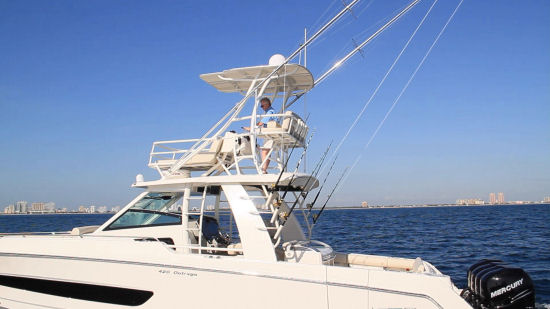 Boston Whaler 420 Outrage lounge