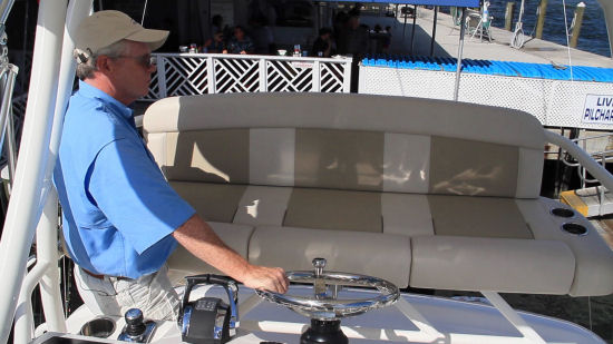 Boston Whaler 420 Outrage upper helm seating