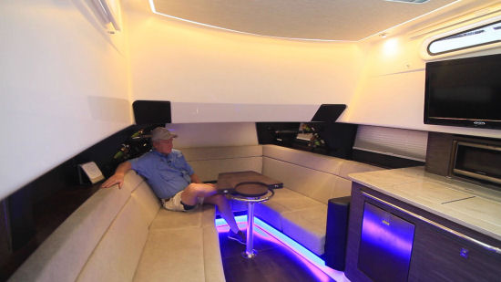 Boston Whaler 420 Outrage v seating