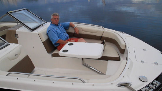 Chaparral 250 SunCoast OB bow seating
