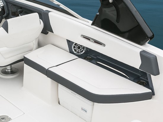 Chaparral 287 SSX starboard lounge
