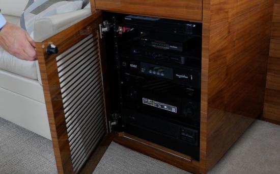 Cheoy Lee CLA 76 Flybridge entertainment