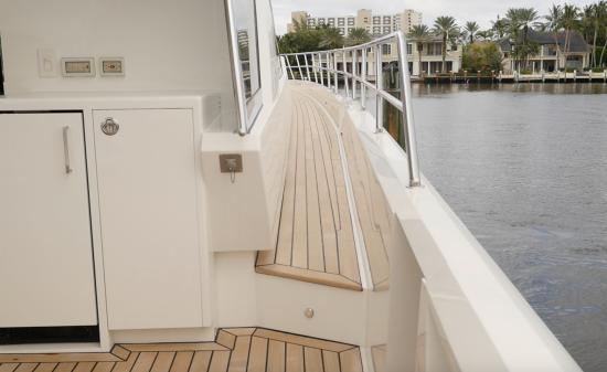 Cheoy Lee CLA 76 Flybridge side decks