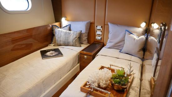Cheoy Lee CLA 76 Flybridge twin beds