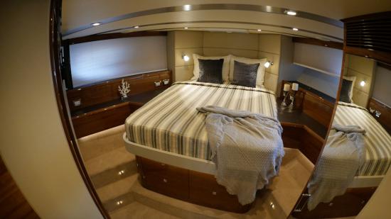 Cheoy Lee CLA 76 Flybridge vip stateroom