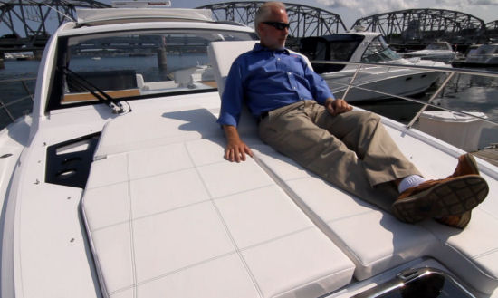 Cruisers Yachts 390 Express Coupe bow sun pads