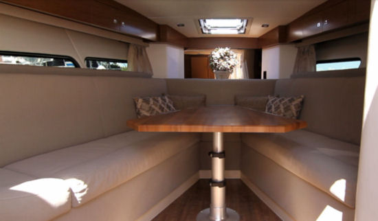 Cruisers Yachts 390 Express Coupe salon