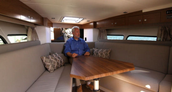 Cruisers Yachts 390 Express Coupe salon