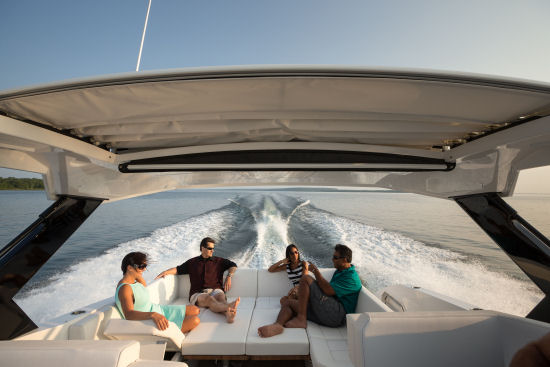 Cruisers Yachts 390 Express Coupe dining table