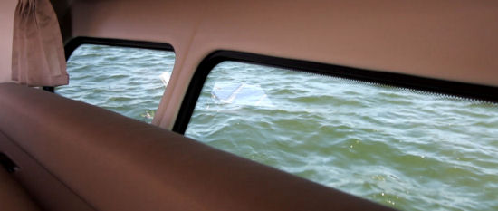 Cruisers Yachts 390 Express Coupe windows