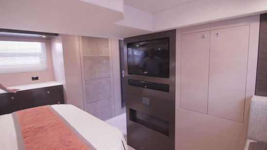 Cruisers Yachts 54 Cantius master tv