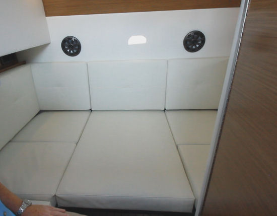 Cruisers Yachts 338 Bow Rider