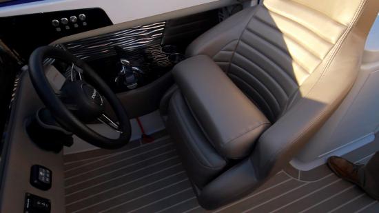 Donzi 41 GT helm seats