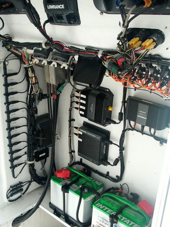 Dusky 278 Open Fisherman batteries