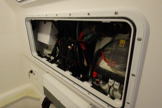 Everglades 273CC hatches