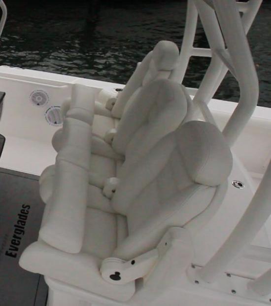 Everglades 335CC helm seats