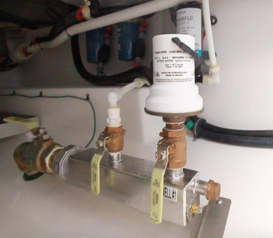 Everglades 335CC sea chest