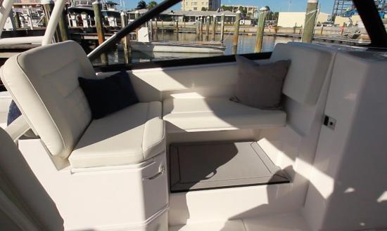 Everglades 340DC port lounge