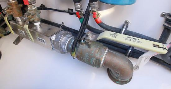 Everglades 340DC sea chest