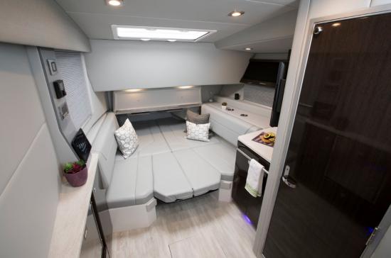 Formula 400 Super Sport Crossover berth