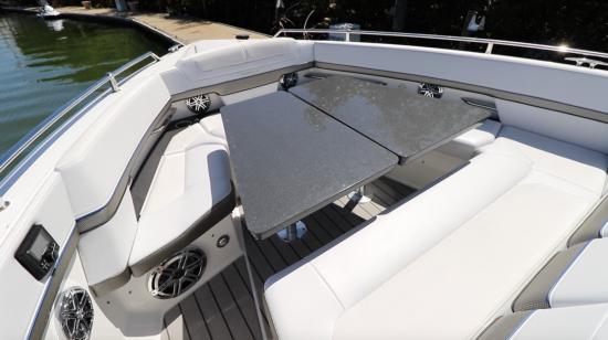 Formula 400 Super Sport Crossover bow table