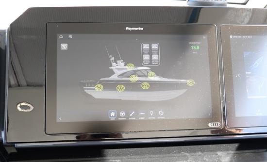 Formula 400 Super Sport Crossover displays