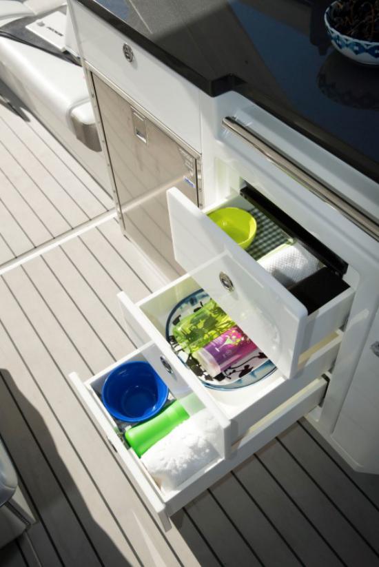 Formula 400 Super Sport Crossover drawers