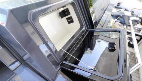 Formula 400 Super Sport Crossover glove box