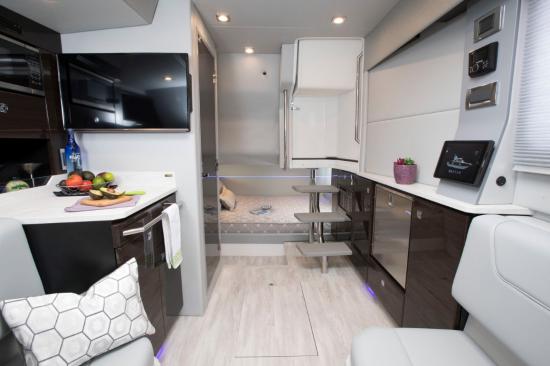 Formula 400 Super Sport Crossover mid cabin