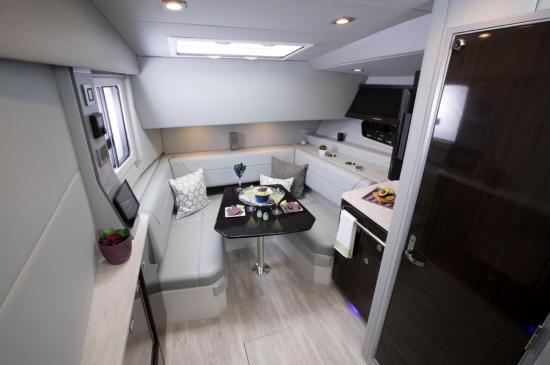 Formula 400 Super Sport Crossover salon