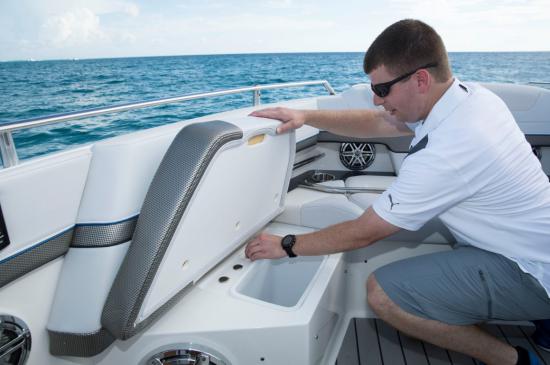 Formula 400 Super Sport Crossover stowage