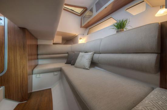 Four Winns Horizon 350 OB cabin