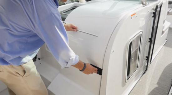 Four Winns Horizon 350 OB companionway