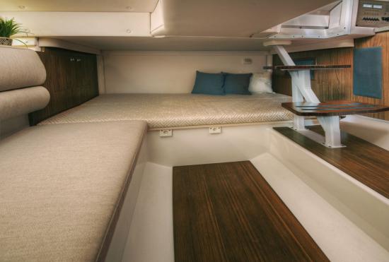 Four Winns Horizon 350 OB mid berth