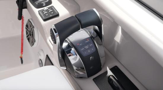 Four Winns Horizon 350 OB throttle controls