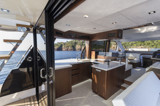 Galeon 500 Fly cockpit