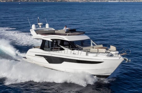Galeon 500 Fly running