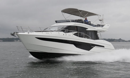 Galeon 500 Fly running