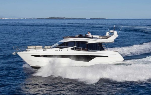 Galeon 500 Fly running