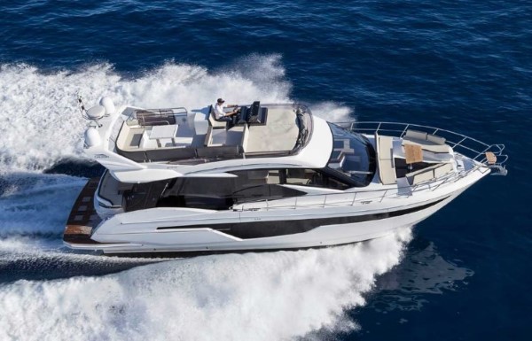 Galeon 500 Fly running