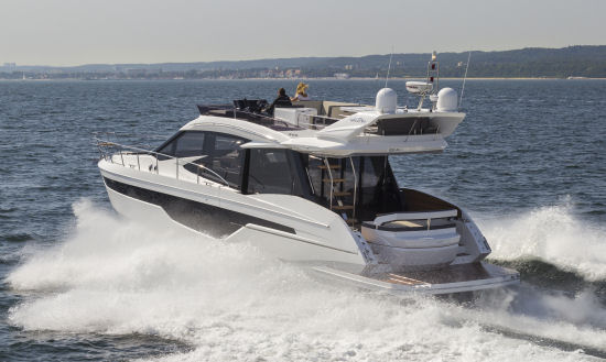 Galeon 500 Fly running
