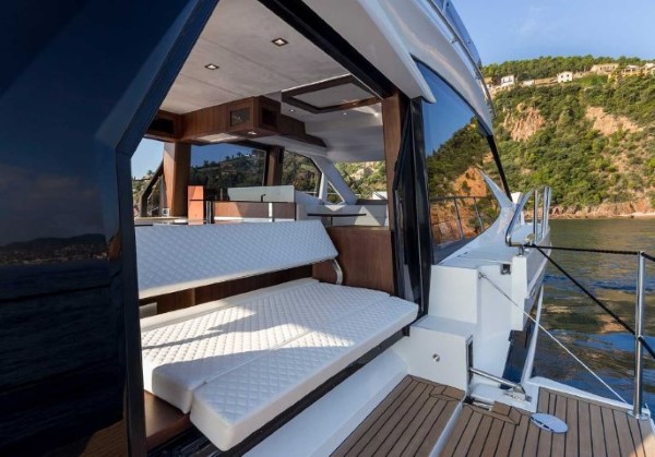 Galeon 500 Fly sidewall