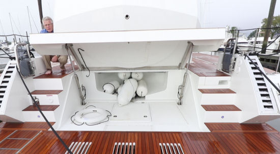 Galeon 500 Fly storage