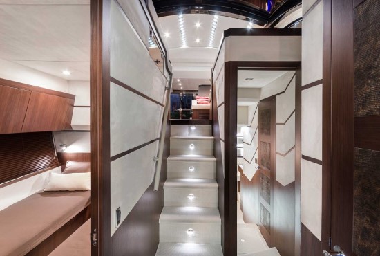 Galeon 560 Skydeck Companionway
