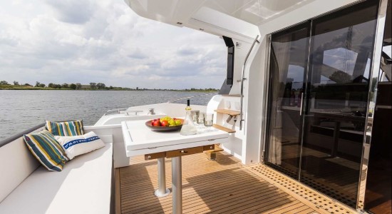 Galeon 560 Skydeck Glass Doors