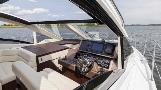 Galeon 560 Skydeck Opening Side Windows