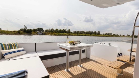 Galeon 560 Skydeck Collapsible Table