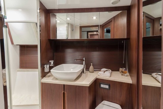 Galeon 560 Skydeck VIP Head