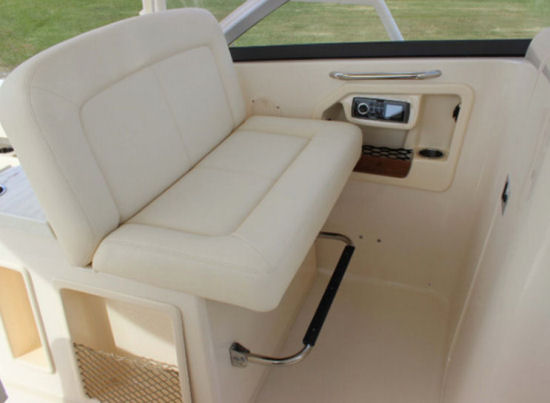 Grady-White Freedom 307 port companion seat