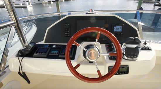 Greenline 48 Fly helm